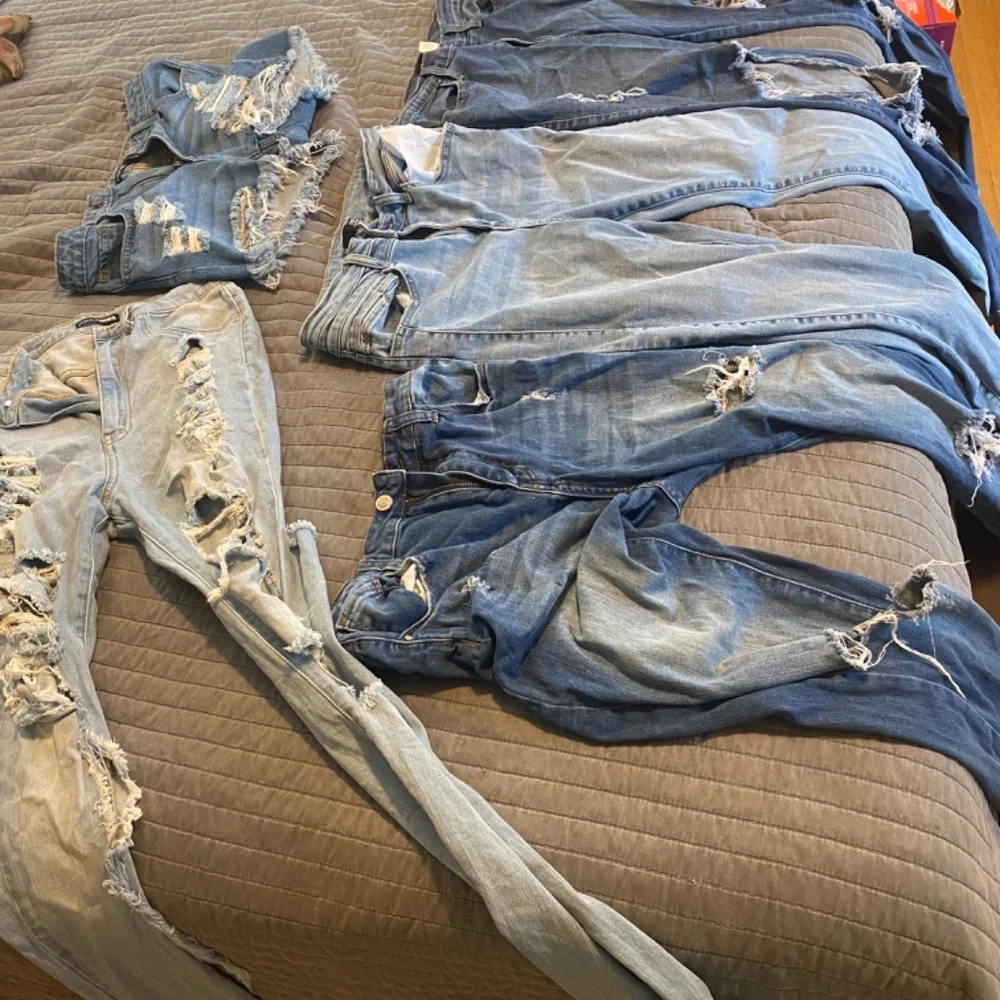 Lot Distressed Jeans - Picture 2 of 3